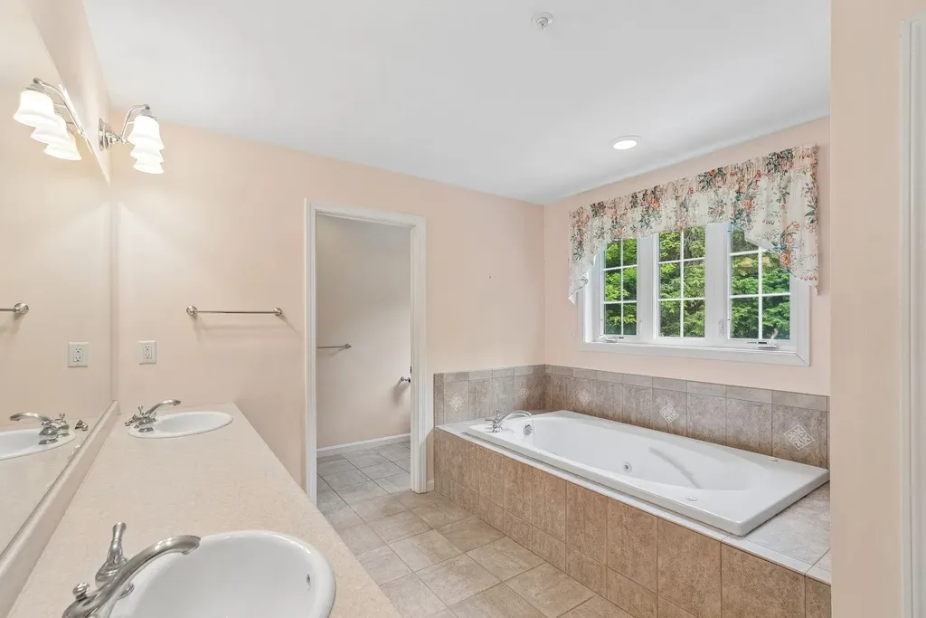 88 Crawford Road Chester NH 03036