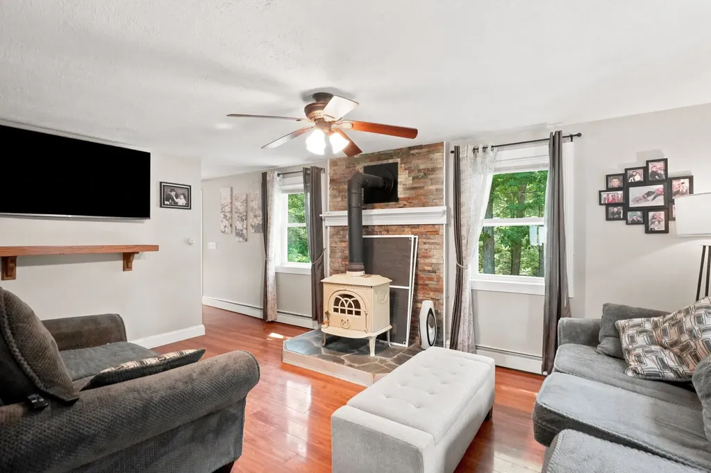 25 Pinewood Loop Sandown NH 03873