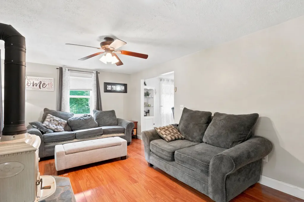 25 Pinewood Loop Sandown NH 03873
