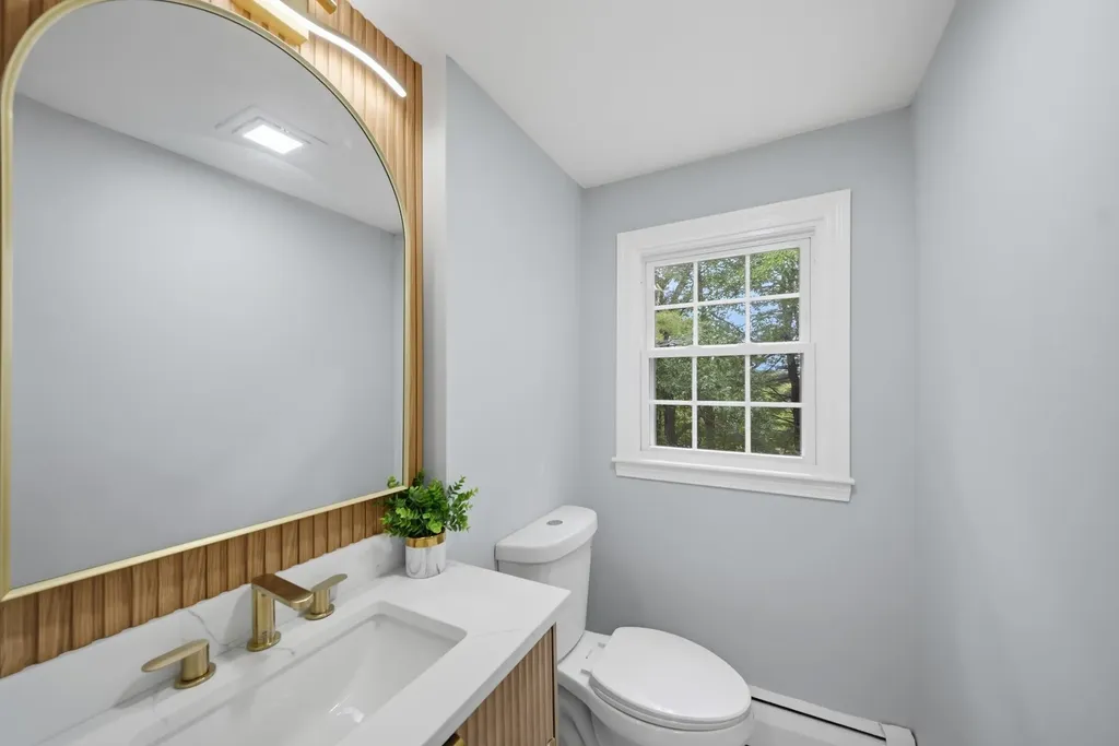 29 Dickens Street Nashua NH 03062