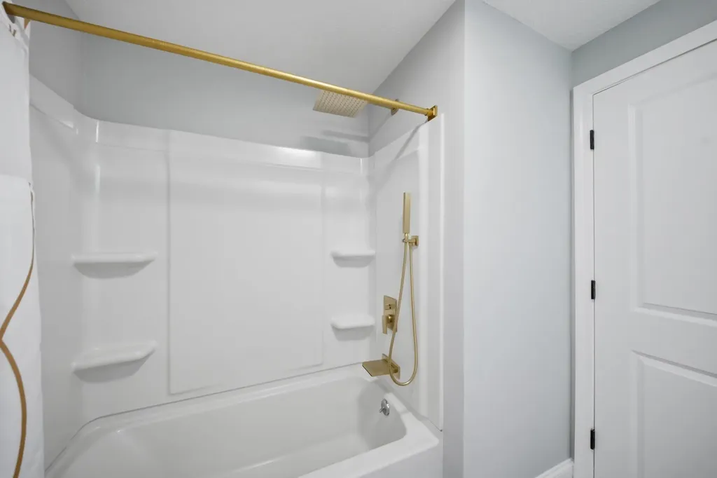 29 Dickens Street Nashua NH 03062