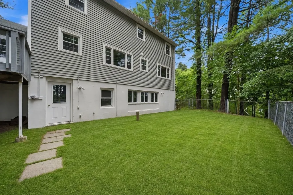 29 Dickens Street Nashua NH 03062