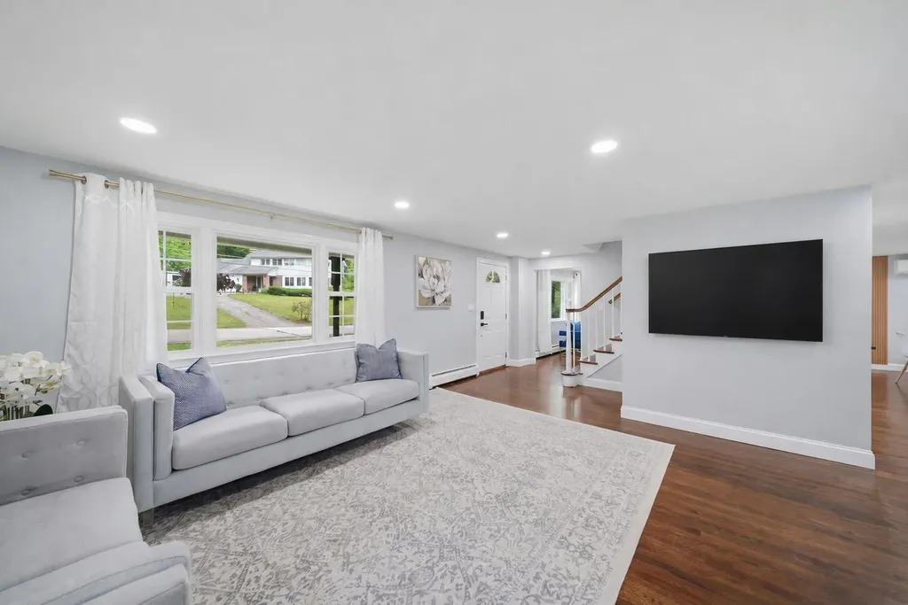 29 Dickens Street Nashua NH 03062