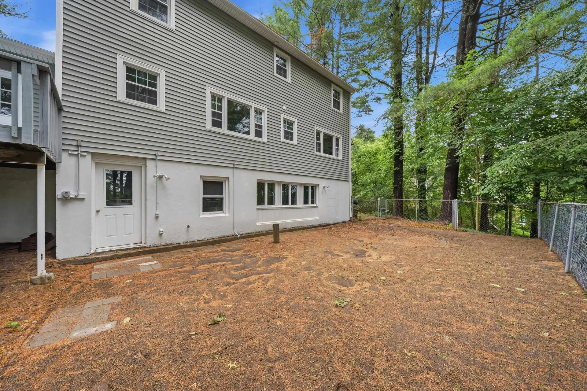 29 Dickens Street Nashua NH 03062