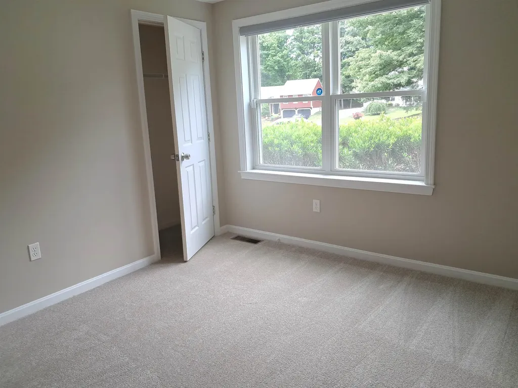 4 Sterling Way Hudson NH 03051