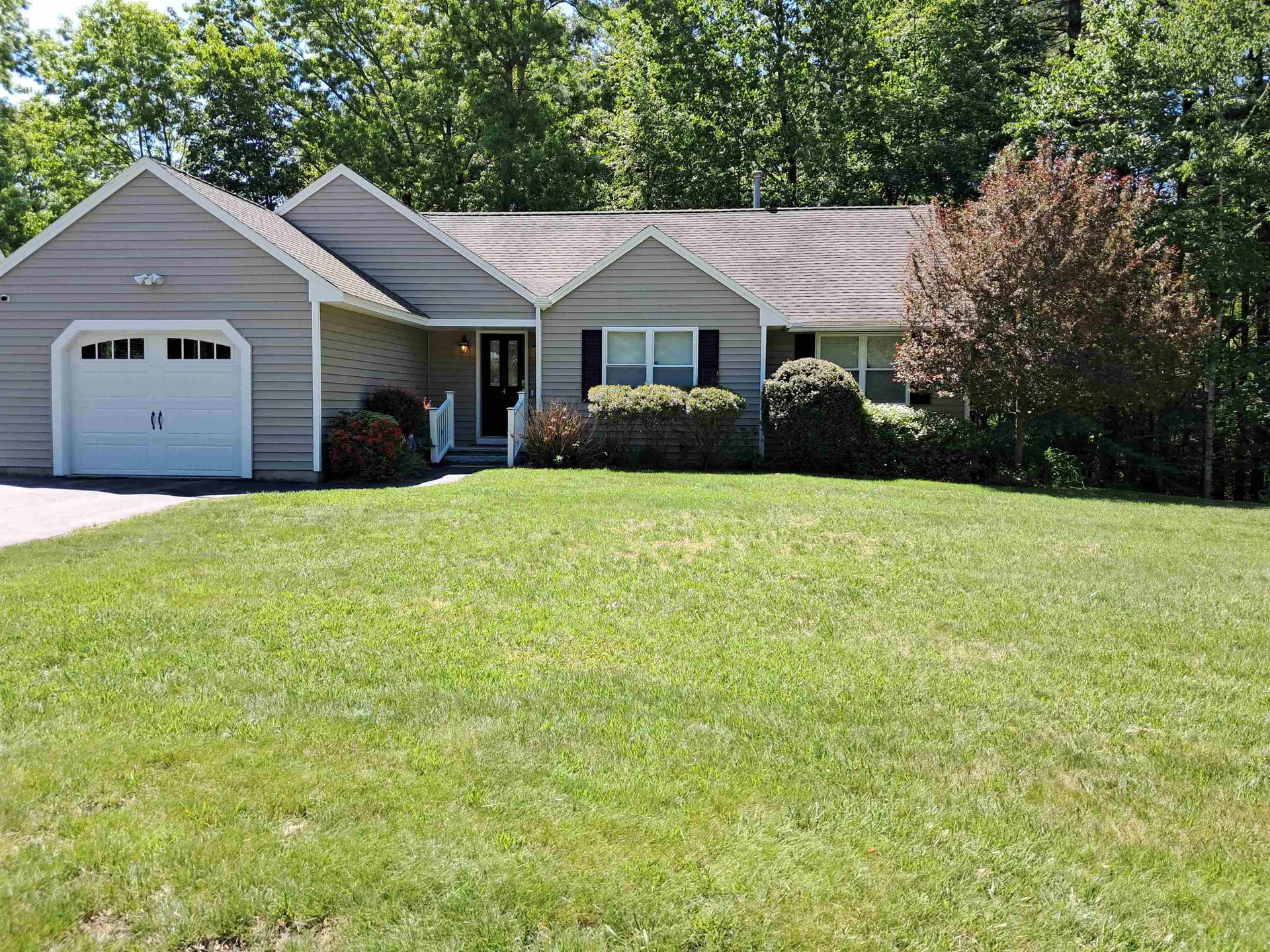 4 Sterling Way Hudson NH 03051