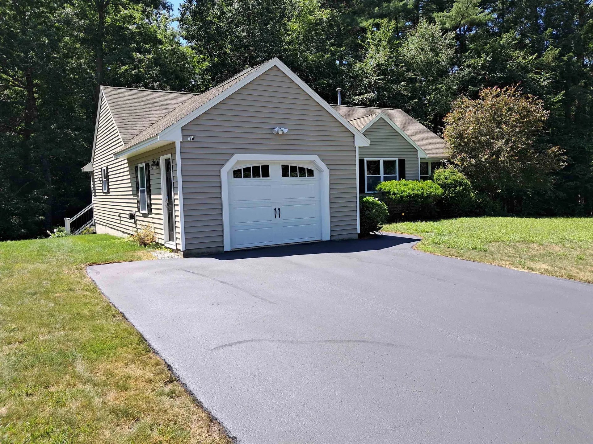 4 Sterling Way Hudson NH 03051