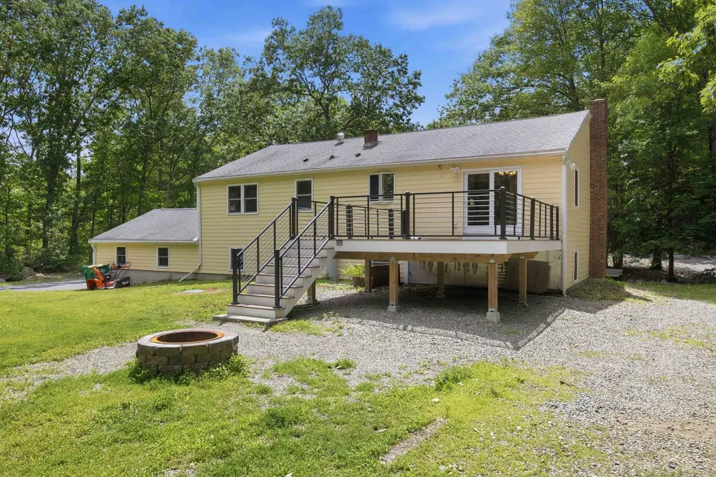 3 Ridgewood Drive Kingston NH 03848