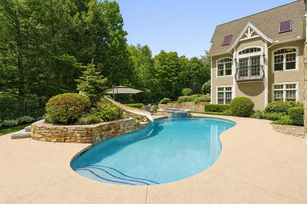 1 Willowbrook Court Bedford NH 03110