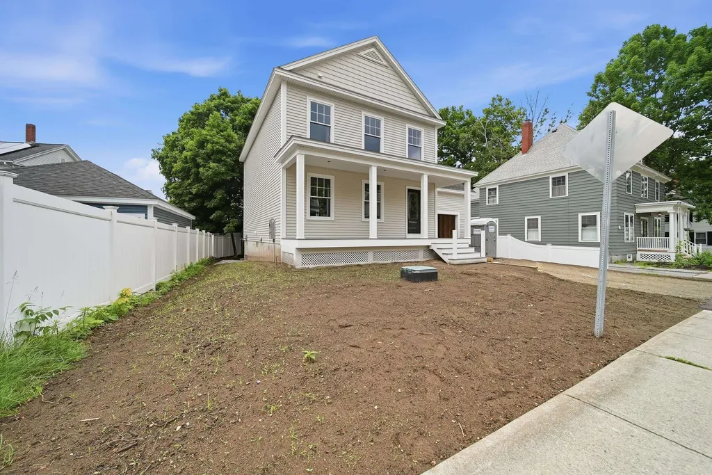 16 Manchester Street Nashua NH 03064