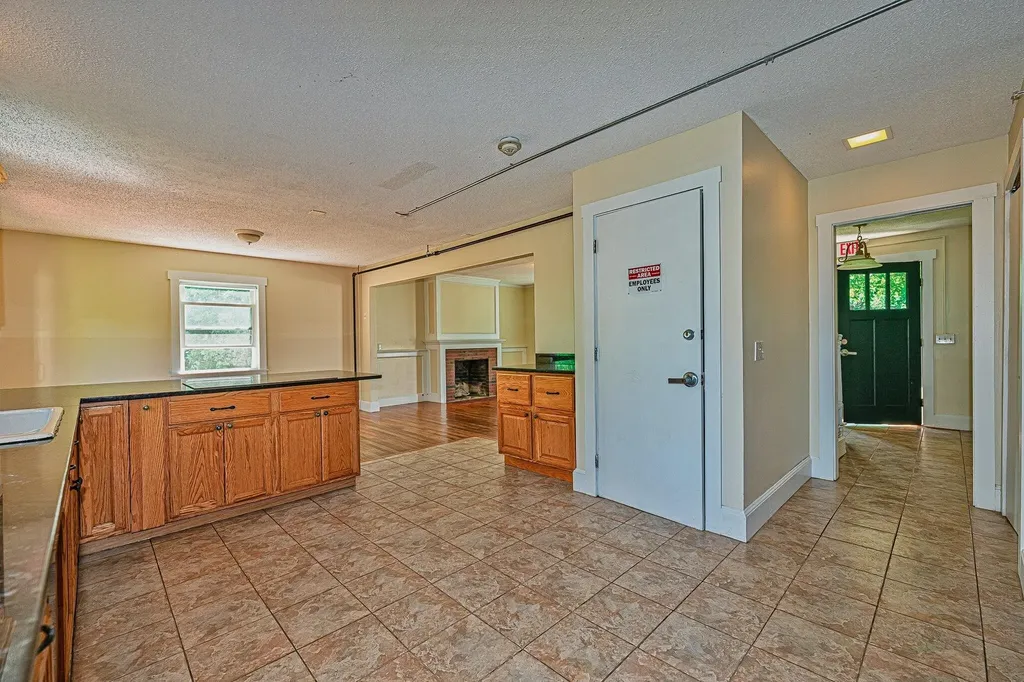 81 Seamans Road New London NH 03257
