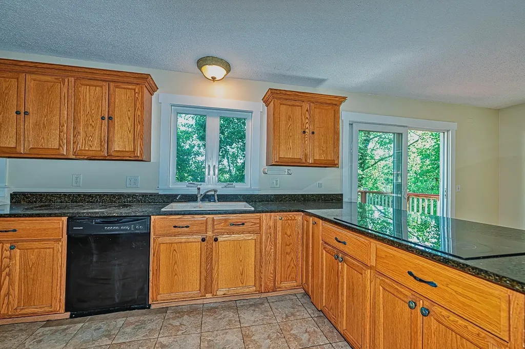 81 Seamans Road New London NH 03257