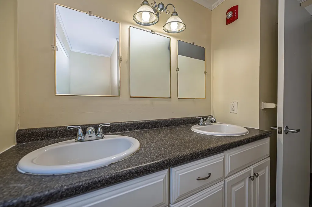 81 Seamans Road New London NH 03257