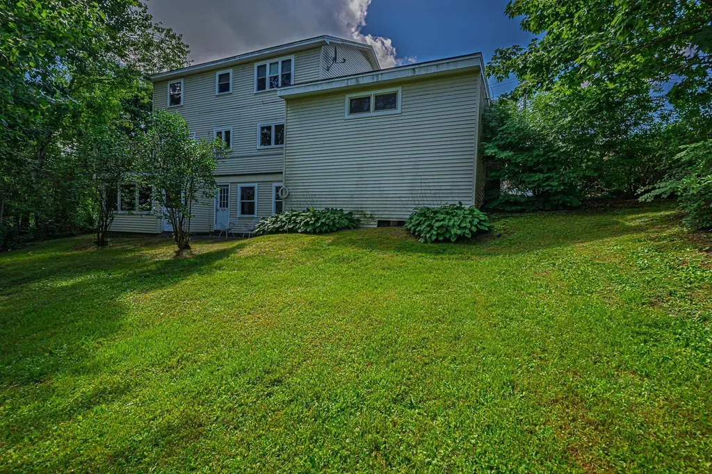 81 Seamans Road New London NH 03257