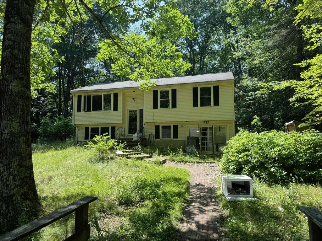 6 Saddlepath Road Raymond NH 03077