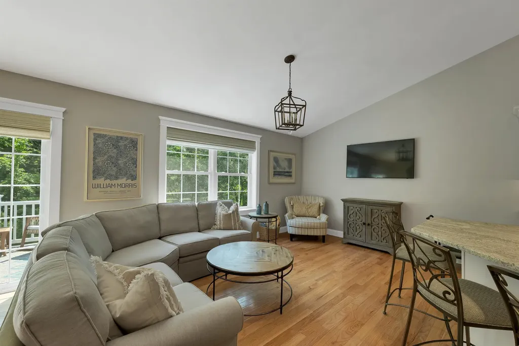 18 Weymouth Court Hudson NH 03051