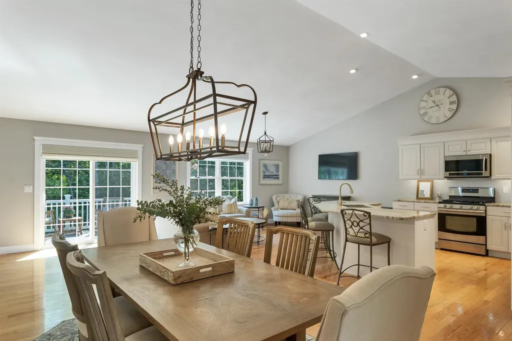 18 Weymouth Court Hudson NH 03051