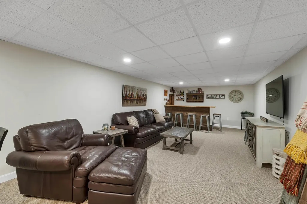18 Weymouth Court Hudson NH 03051