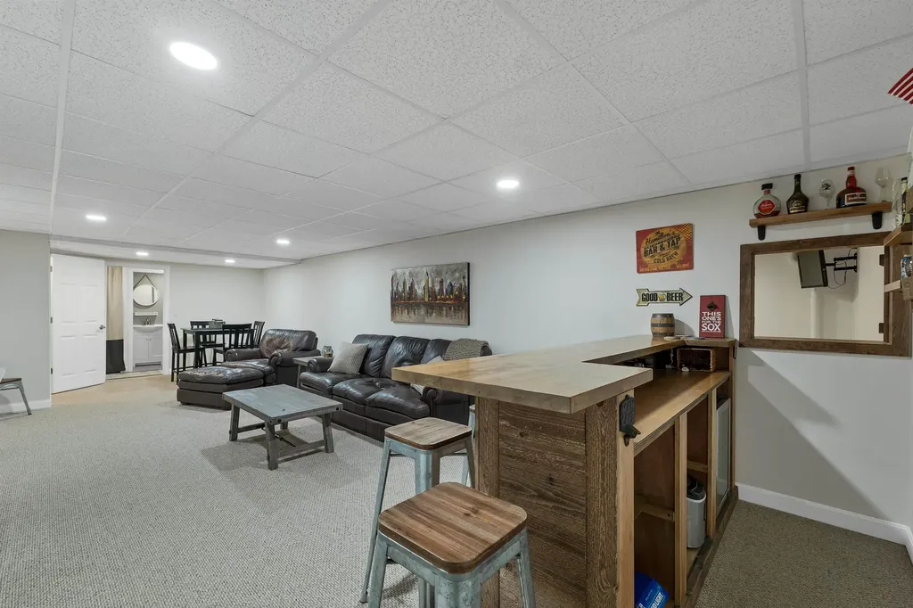 18 Weymouth Court Hudson NH 03051