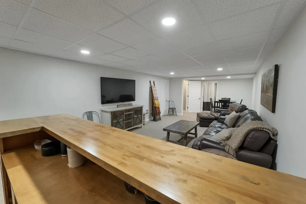 18 Weymouth Court Hudson NH 03051