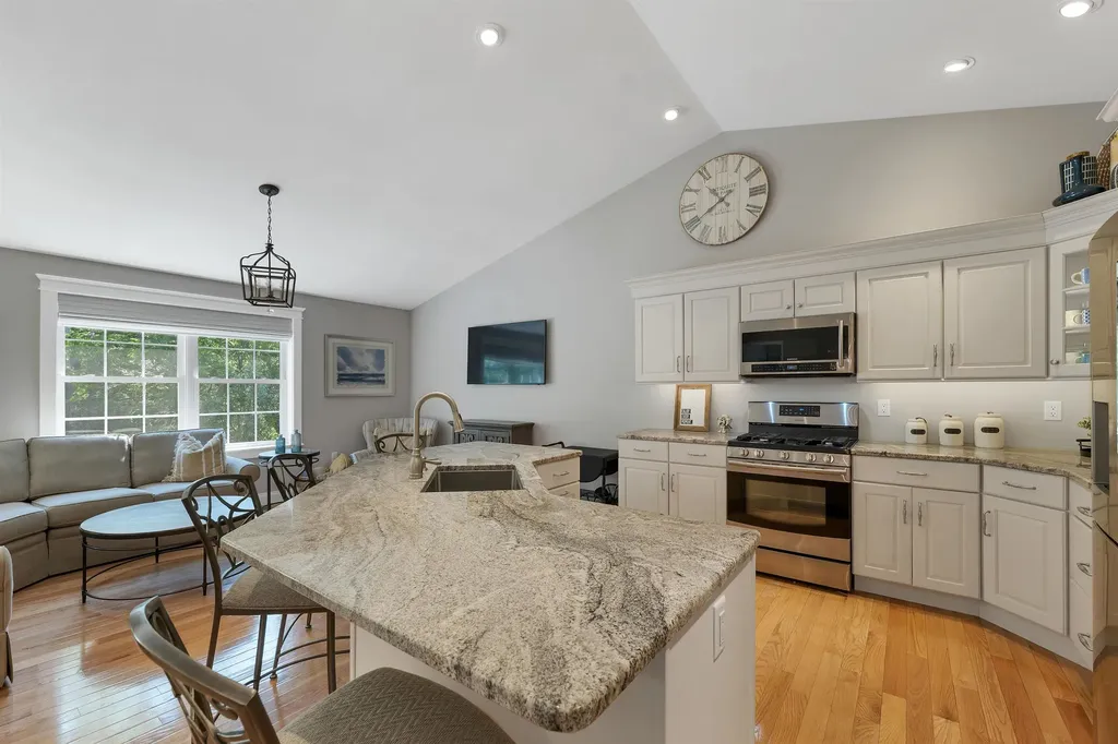 18 Weymouth Court Hudson NH 03051