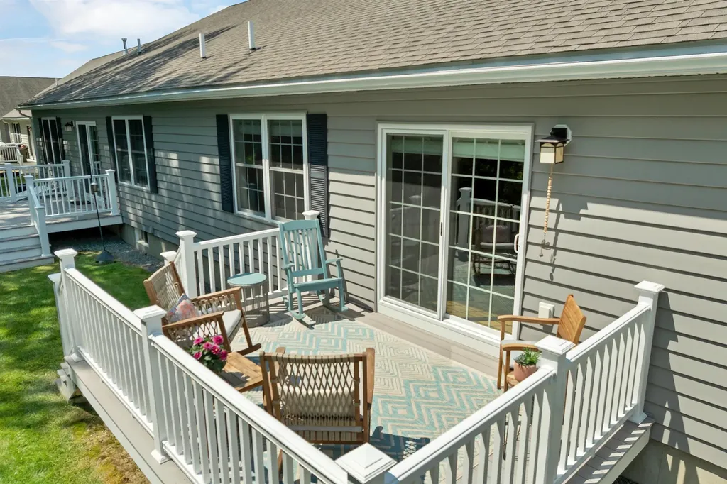 18 Weymouth Court Hudson NH 03051