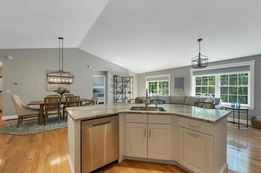 18 Weymouth Court Hudson NH 03051