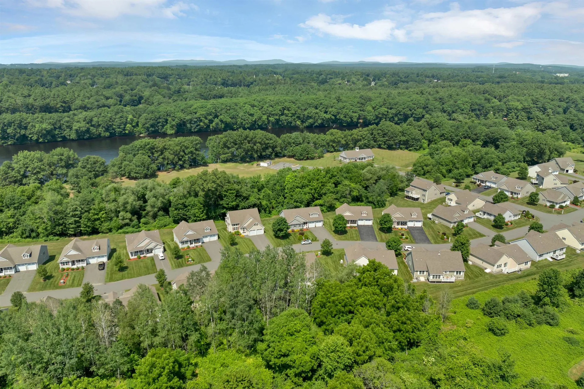 18 Weymouth Court Hudson NH 03051