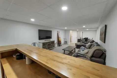 18 Weymouth Court Hudson NH 03051