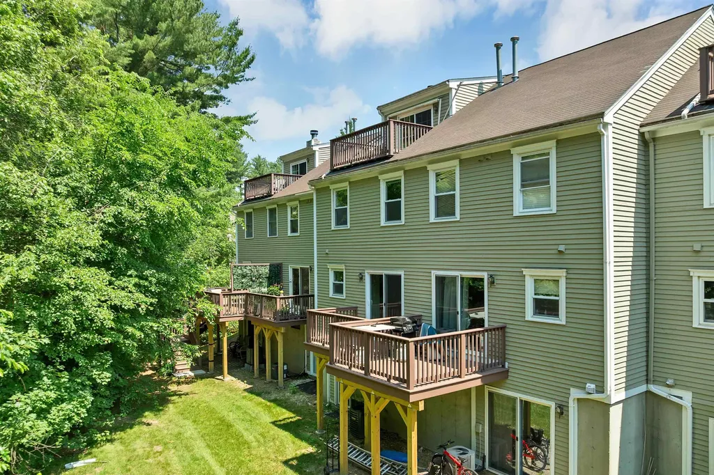 48 Cadogan Way Nashua NH 03062