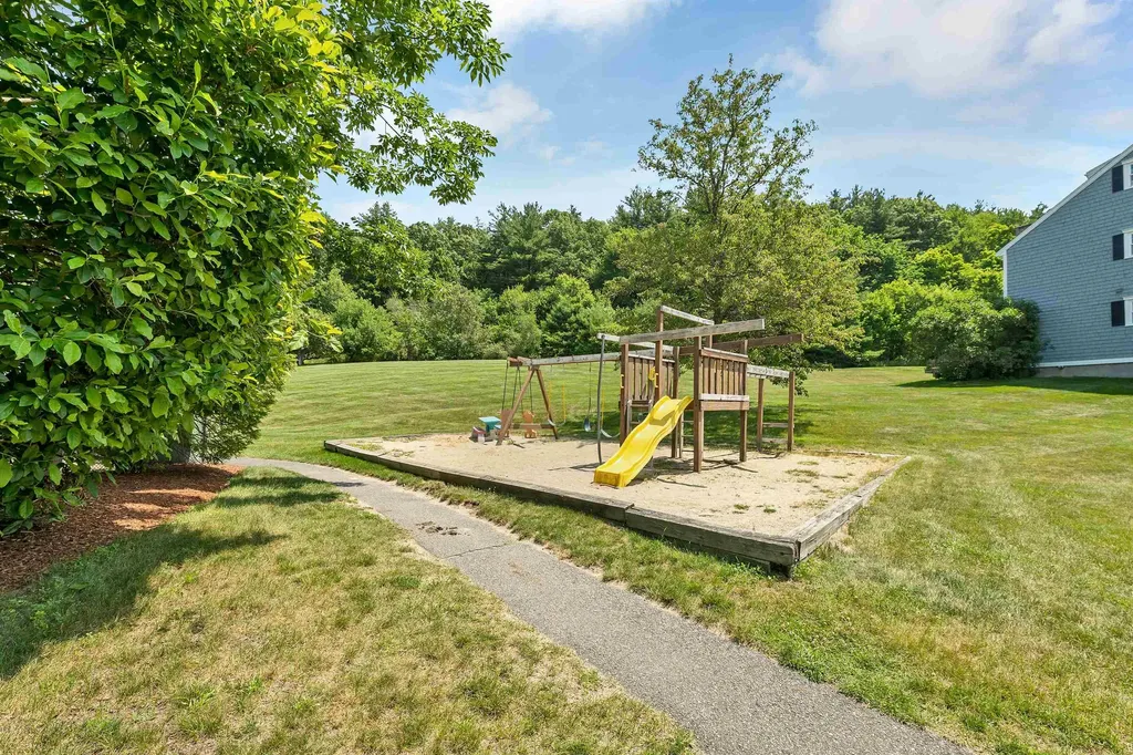 48 Cadogan Way Nashua NH 03062
