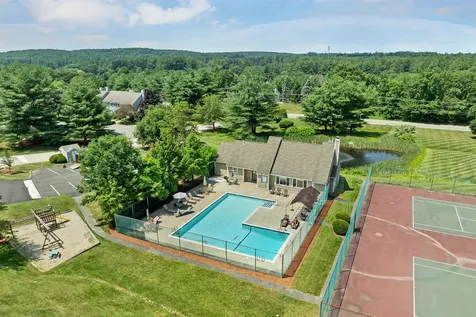 48 Cadogan Way Nashua NH 03062