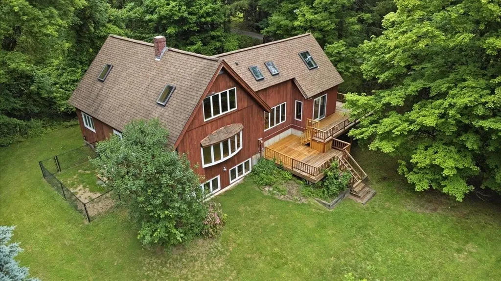 15 Polygraphic Lane Bennington VT 05257