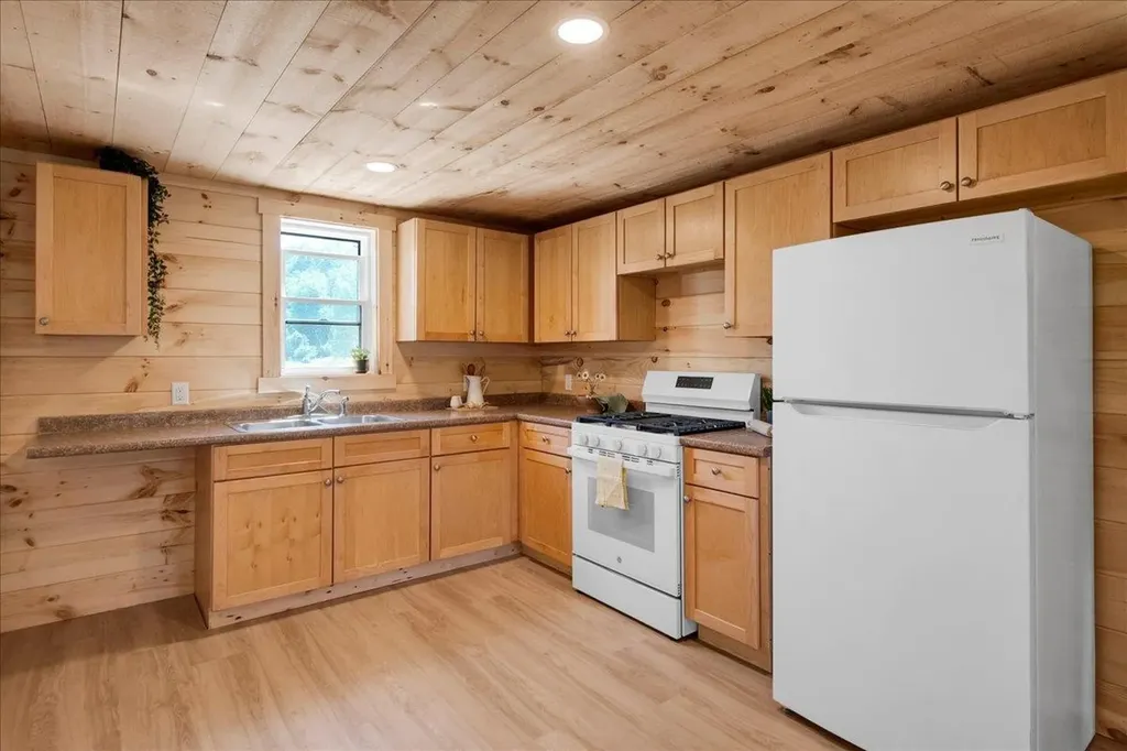 55 Burroughs Way Belvidere VT 05442