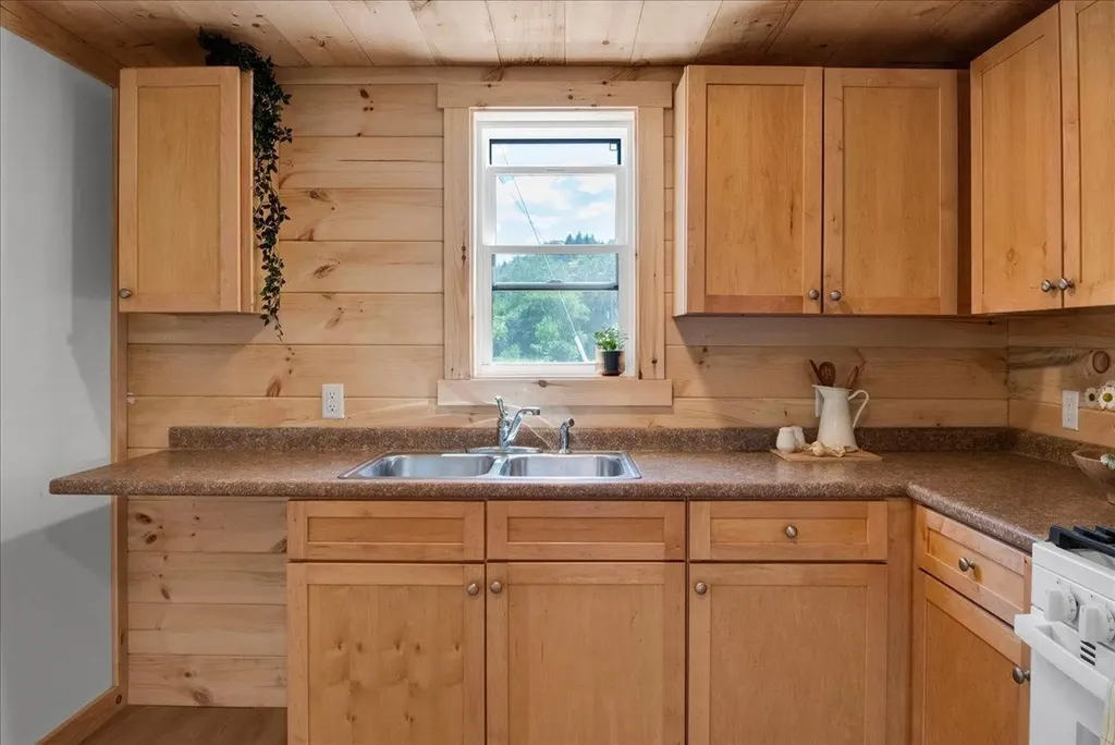 55 Burroughs Way Belvidere VT 05442