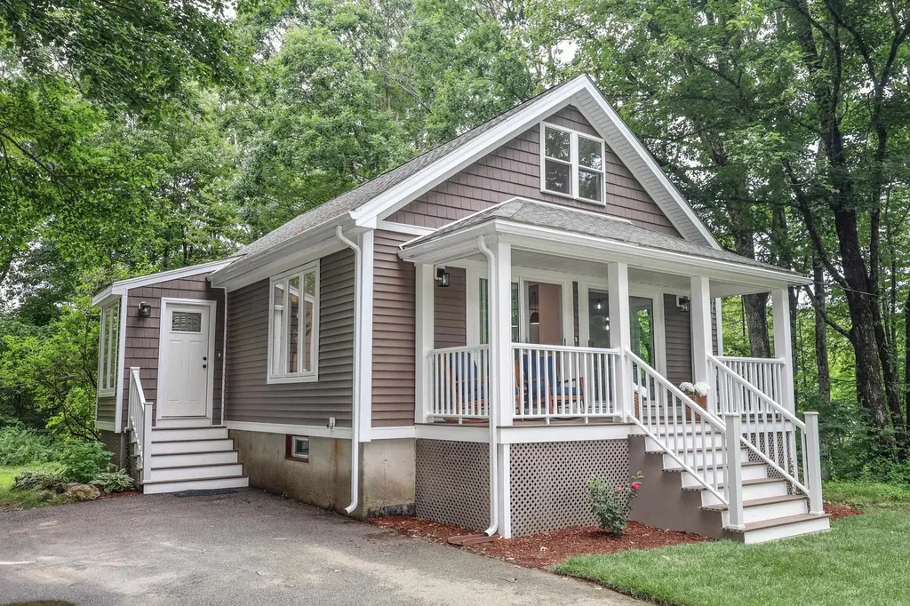 24 Mountain Road Raymond NH 03077