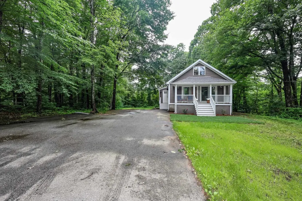 24 Mountain Road Raymond NH 03077