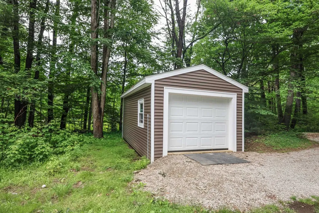 24 Mountain Road Raymond NH 03077