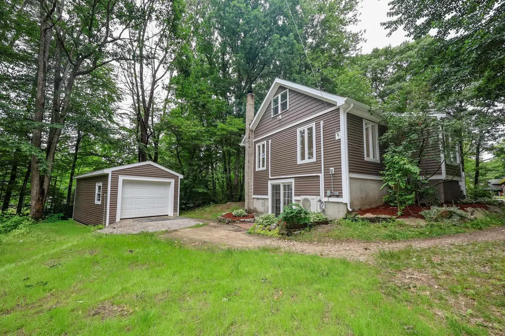 24 Mountain Road Raymond NH 03077