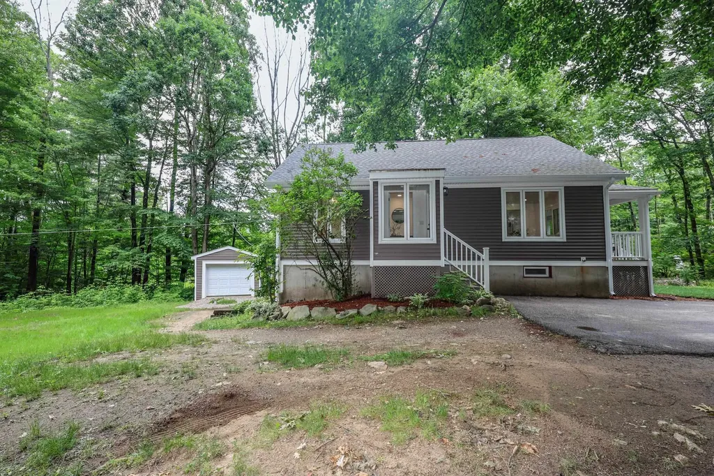 24 Mountain Road Raymond NH 03077