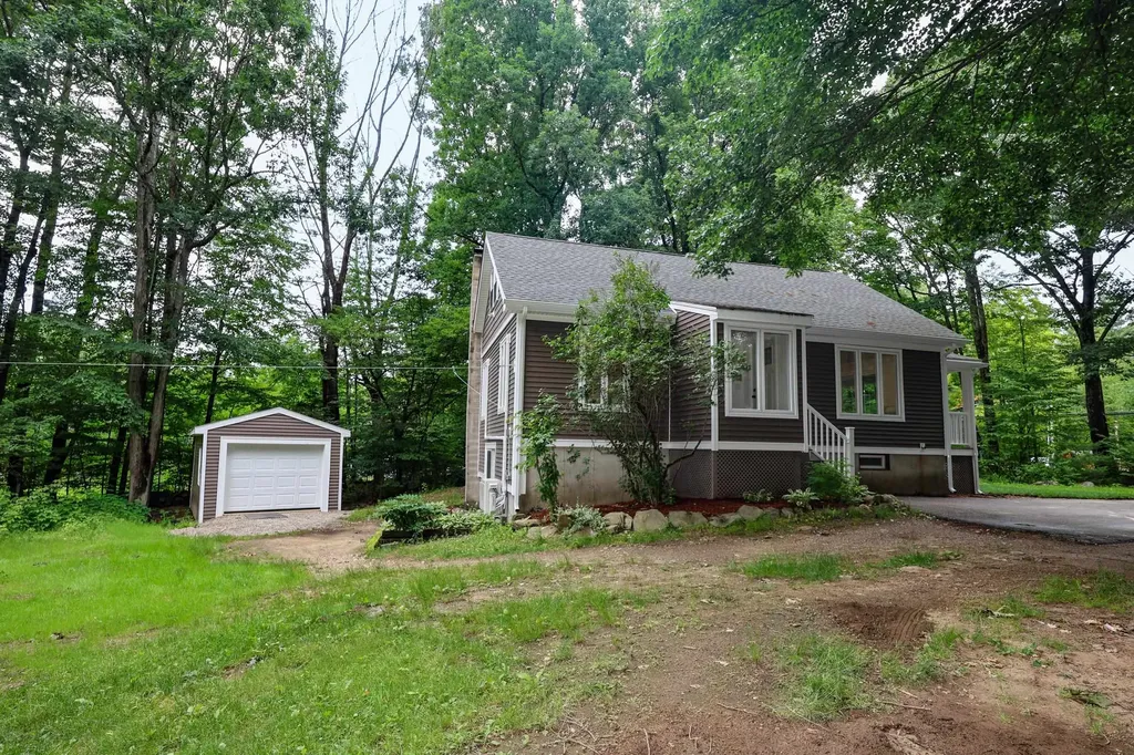 24 Mountain Road Raymond NH 03077