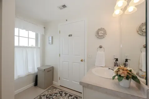 4 Crestview Circle Londonderry NH 03053