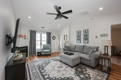 4 Crestview Circle Londonderry NH 03053