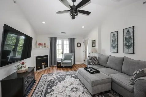 4 Crestview Circle Londonderry NH 03053
