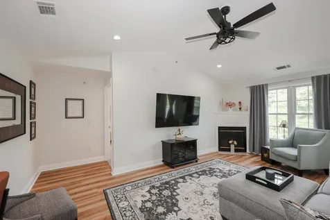 4 Crestview Circle Londonderry NH 03053