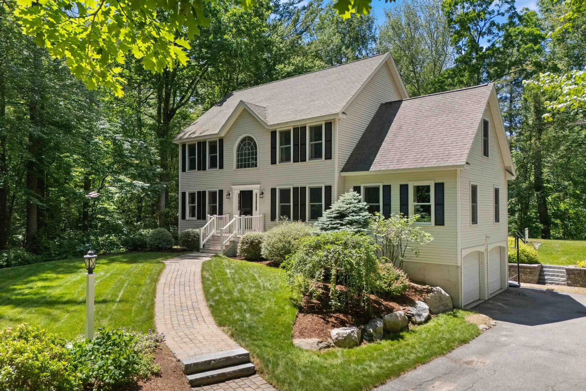 7 Premier Drive Londonderry NH 03053
