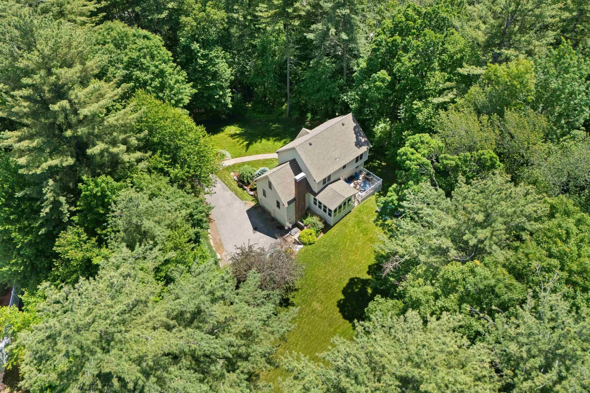 7 Premier Drive Londonderry NH 03053
