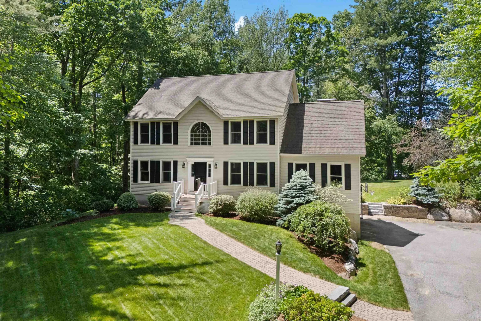 7 Premier Drive Londonderry NH 03053