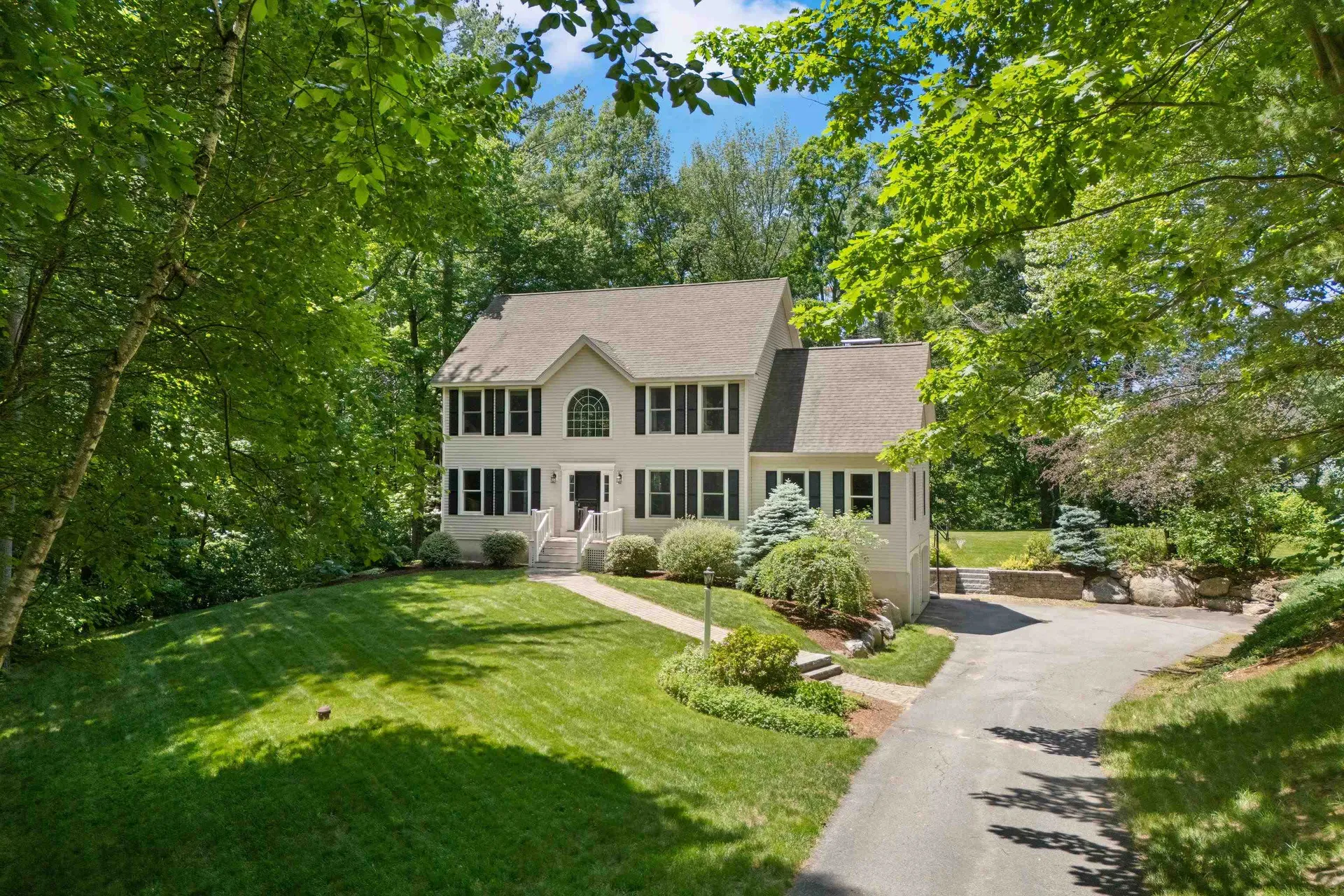 7 Premier Drive Londonderry NH 03053
