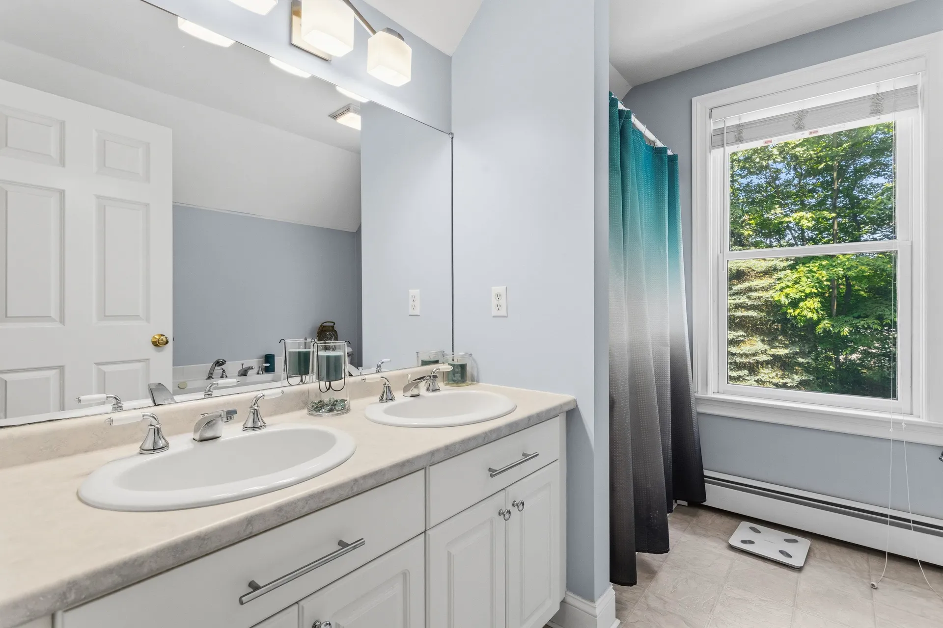 7 Premier Drive Londonderry NH 03053
